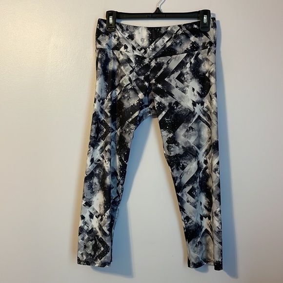 Onzie Black White “Sky” Space Athletic Leggings Cropped size M/L - Picture 1 of 14